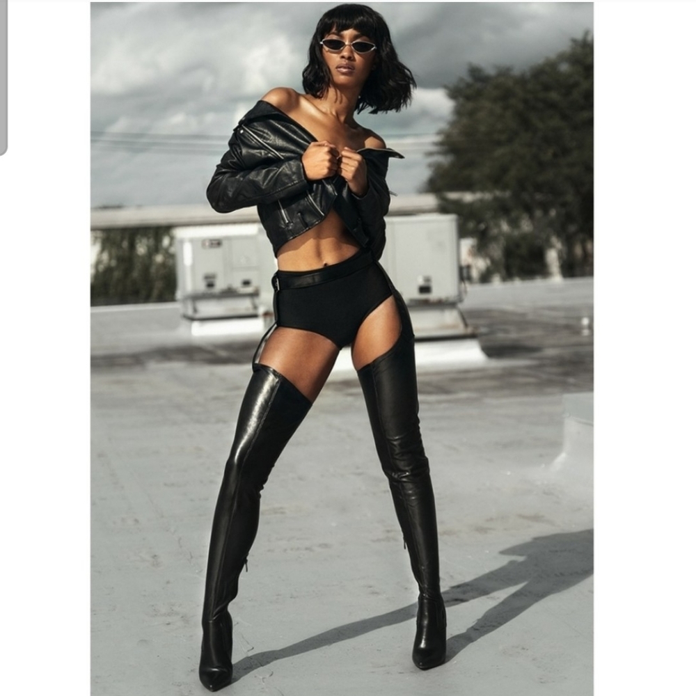 Thigh high black boots with belt - Picture 16 of 17